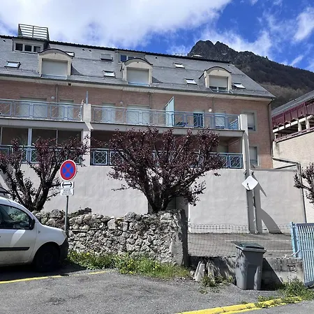 à Avec Terrasse Et Parking - Fr-1-812-20 * Cauterets